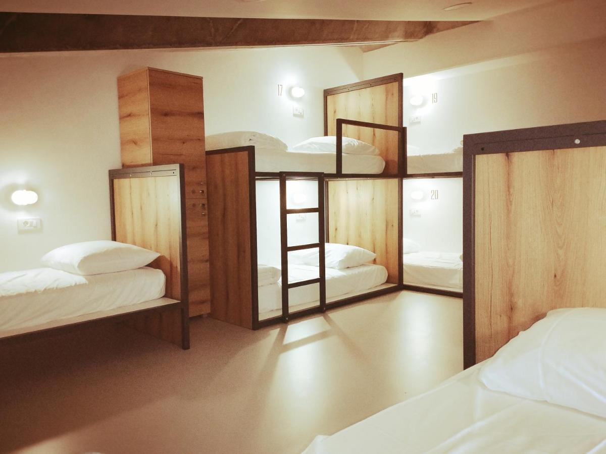 Garage Hostel 新戈里察 外观 照片
