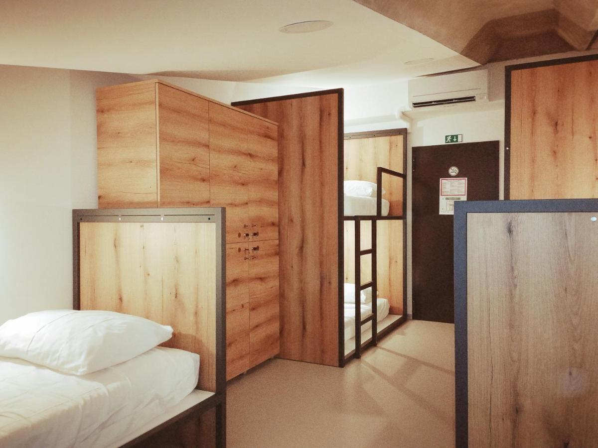 Garage Hostel 新戈里察 外观 照片